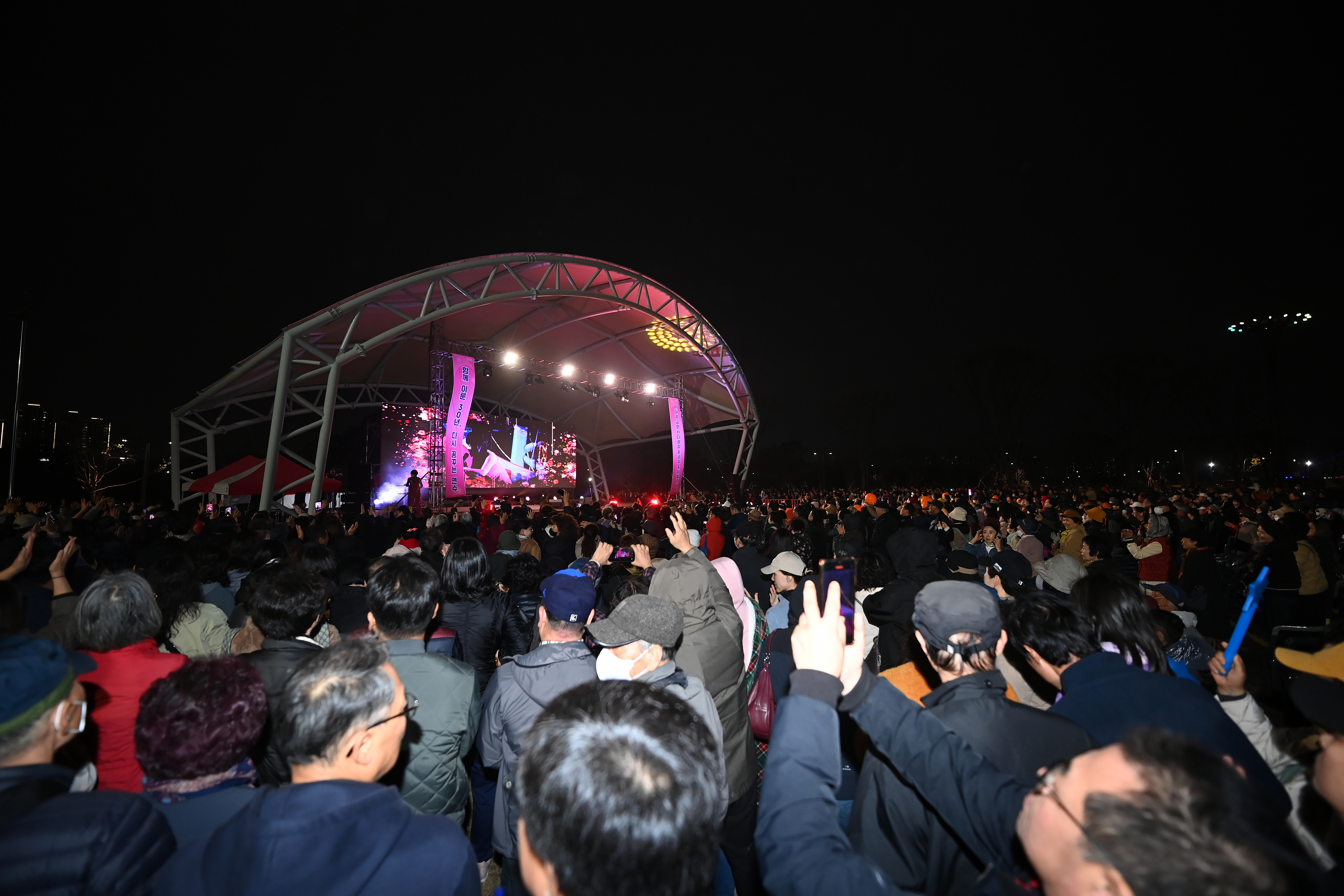 연수구 원도심에 전국 최대 규모의 잔디광장이 조성됐다